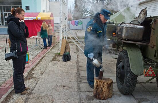 EMERCOM field-kitchens and tents set up in Shchyolkino in the north-east of Crimea