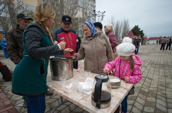 EMERCOM field-kitchens and tents set up in Shchyolkino in the north-east of Crimea