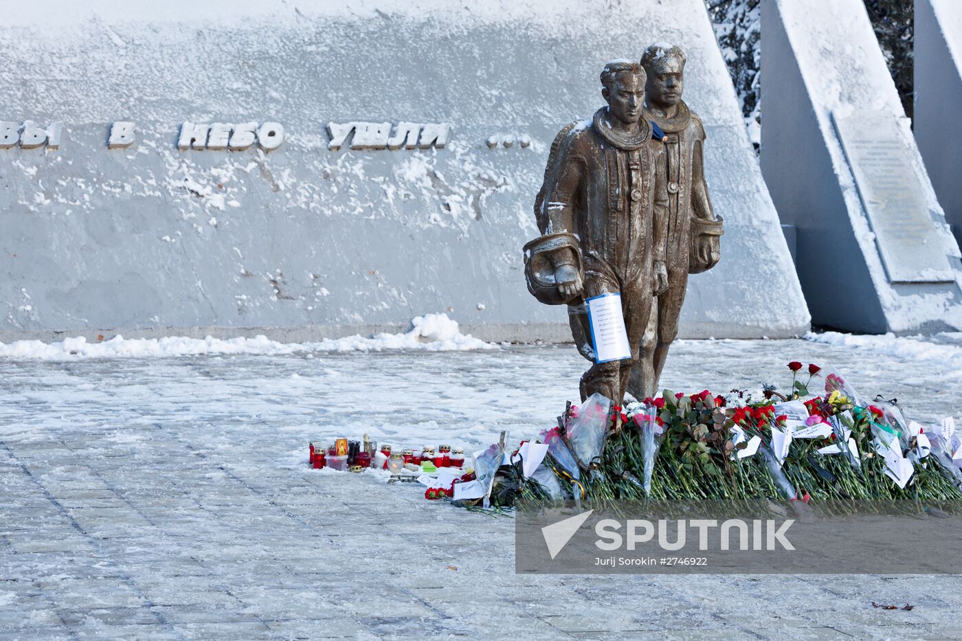 Lipetsk residents lay flowers at monument to pilots