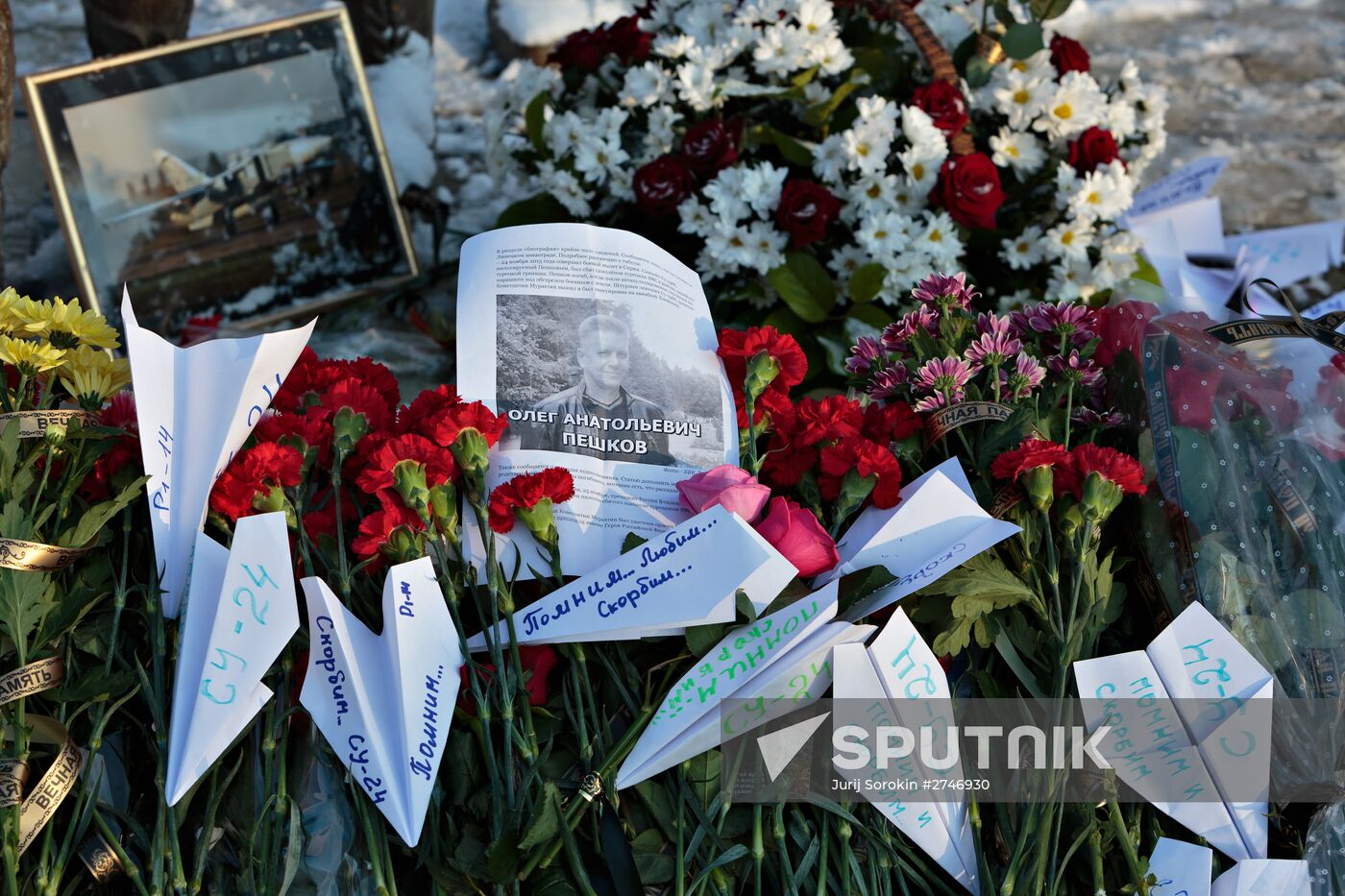 Lipetsk residents lay flowers at monument to pilots