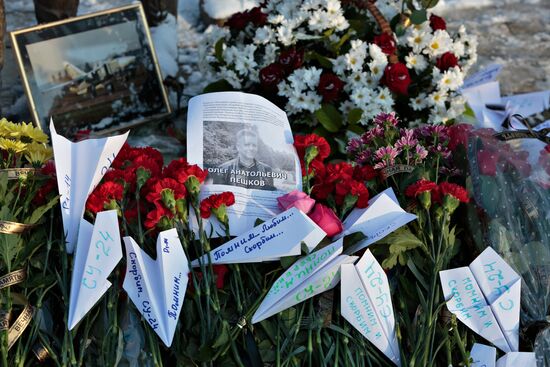 Lipetsk residents lay flowers at monument to pilots