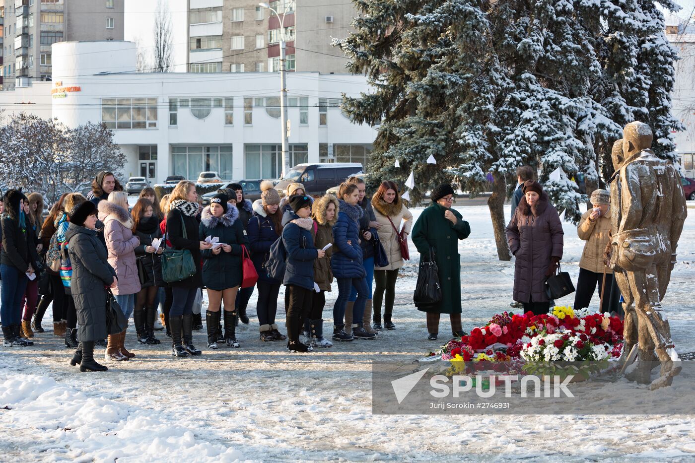 Lipetsk residents lay flowers at monument to pilots