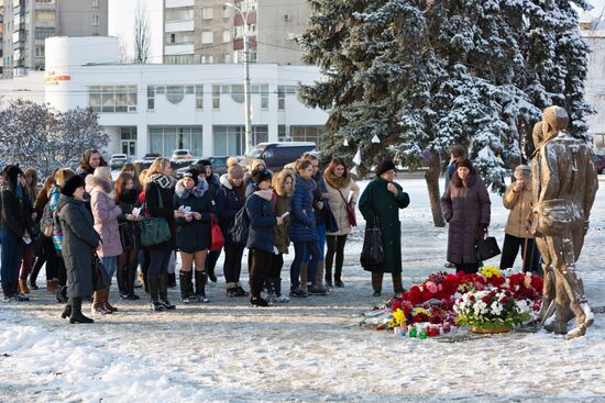 Lipetsk residents lay flowers at monument to pilots