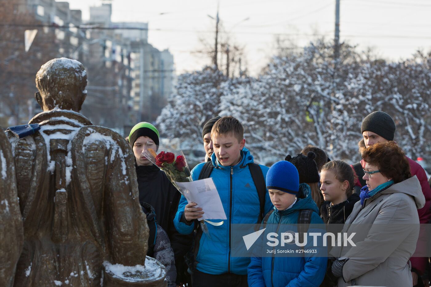 Lipetsk residents lay flowers at monument to pilots