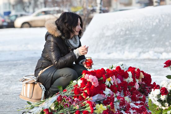 Lipetsk residents lay flowers at monument to pilots