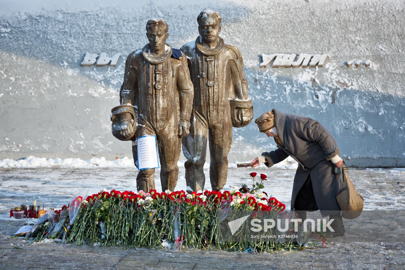 Lipetsk residents lay flowers at monument to pilots