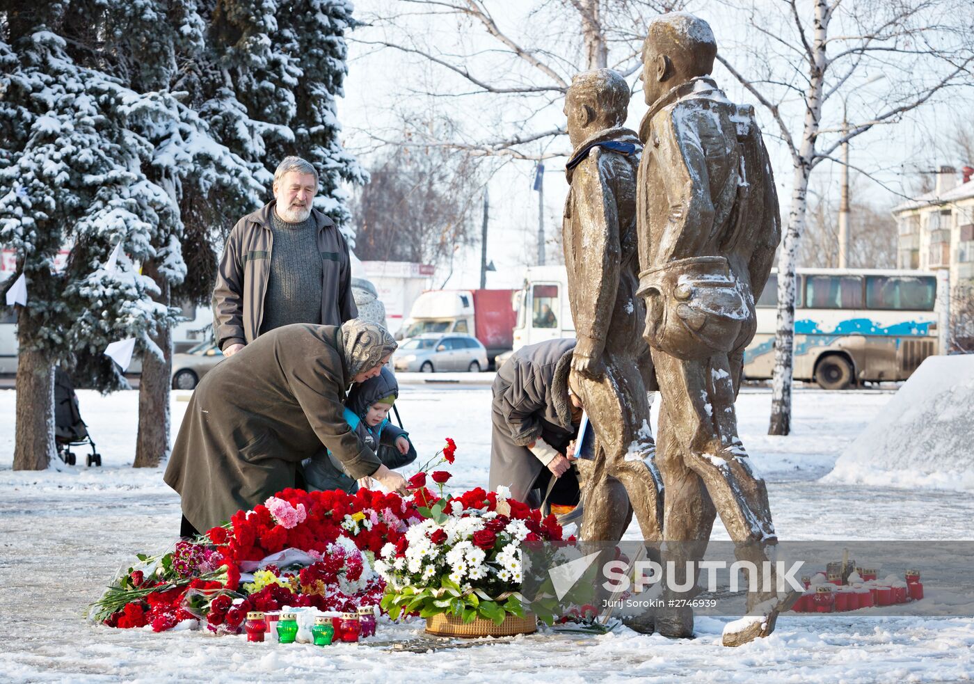 Lipetsk residents lay flowers at monument to pilots