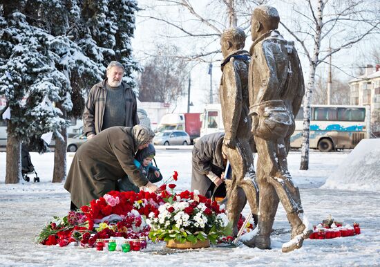 Lipetsk residents lay flowers at monument to pilots