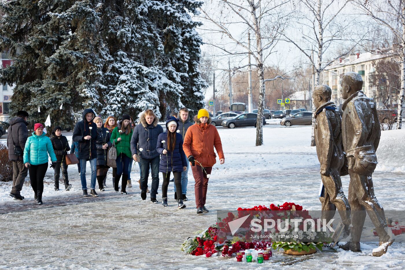 Lipetsk residents lay flowers at monument to pilots