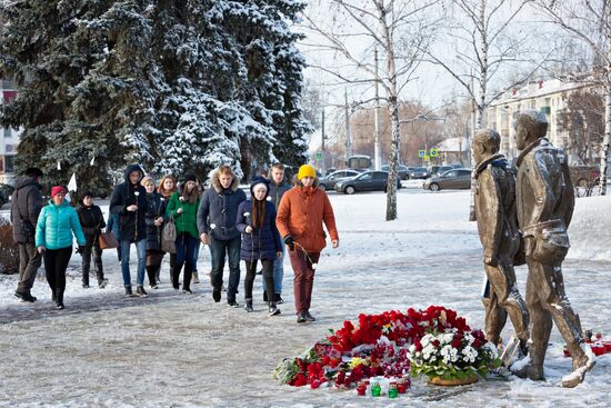 Lipetsk residents lay flowers at monument to pilots
