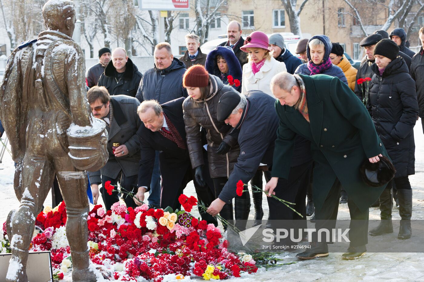 Lipetsk residents lay flowers at monument to pilots