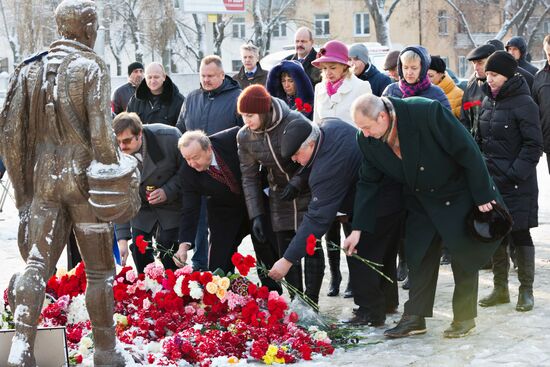 Lipetsk residents lay flowers at monument to pilots