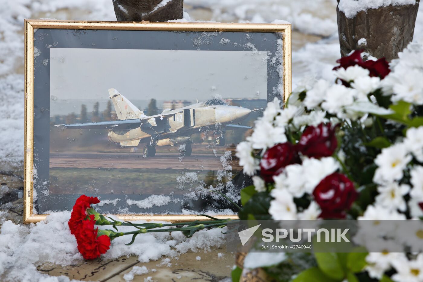 Lipetsk residents lay flowers at monument to pilots