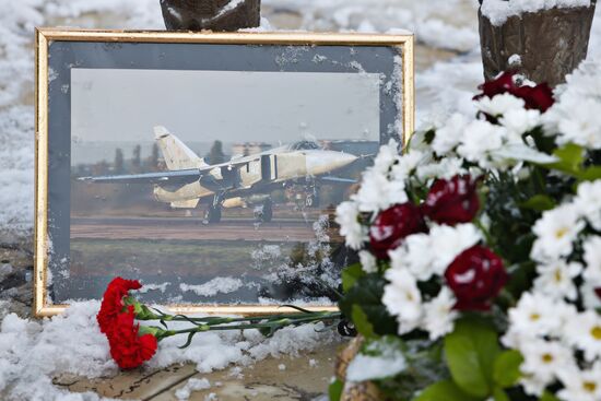 Lipetsk residents lay flowers at monument to pilots