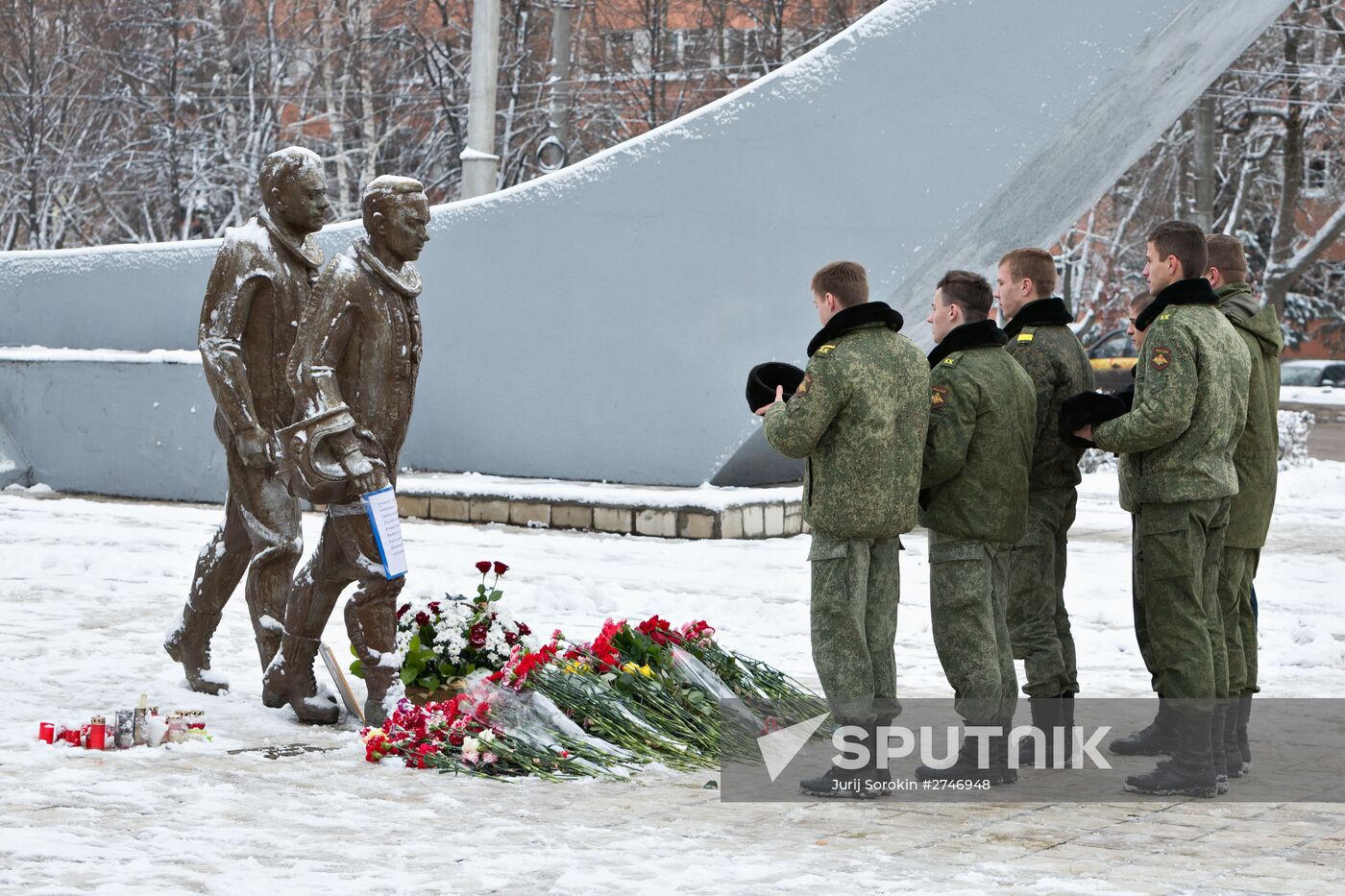 Lipetsk residents lay flowers at monument to pilots