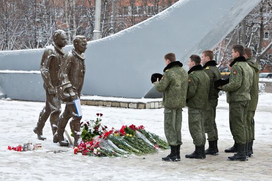 Lipetsk residents lay flowers at monument to pilots