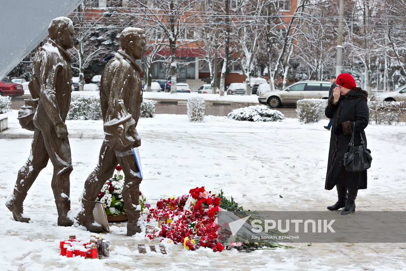 Lipetsk residents lay flowers at monument to pilots