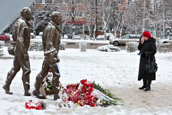 Lipetsk residents lay flowers at monument to pilots