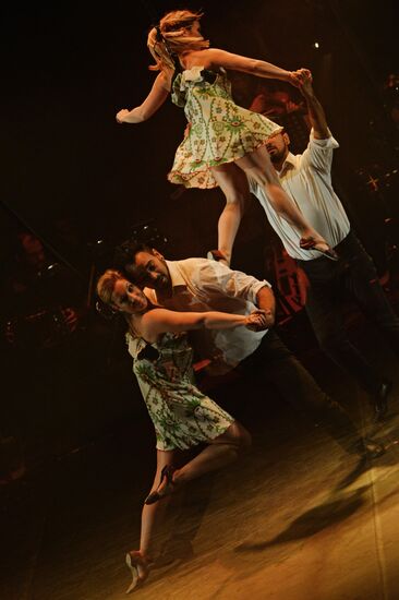 Brenda Angiel Aerial Dance Company show in Moscow