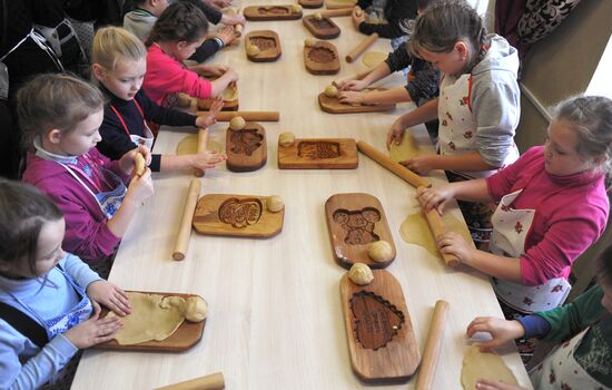 Tula honey-cake production at Honey Traditions factory