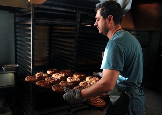 Tula honey-cake production at Honey Traditions factory