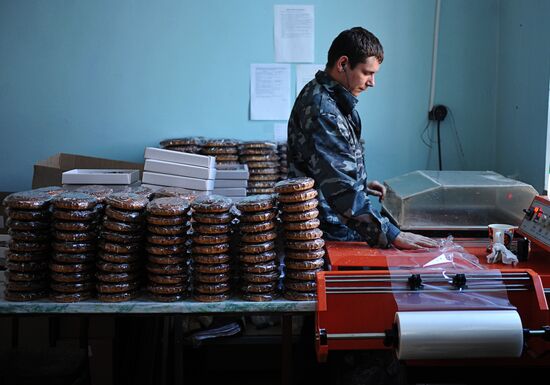 Tula honey-cake production at Honey Traditions factory