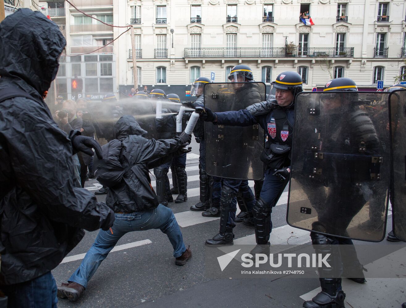 Unrest during environmental rallies in Paris