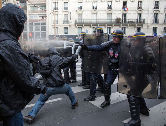 Unrest during environmental rallies in Paris