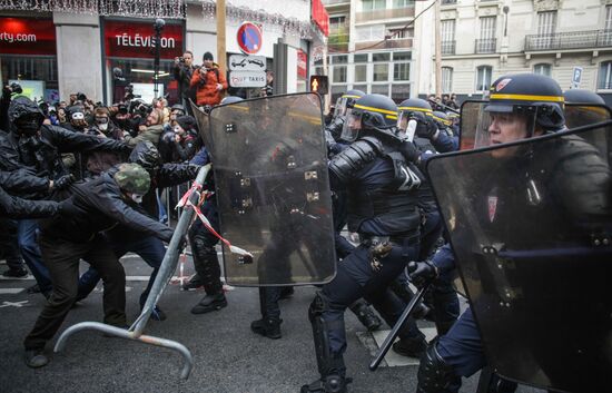 Unrest during environmental rallies in Paris