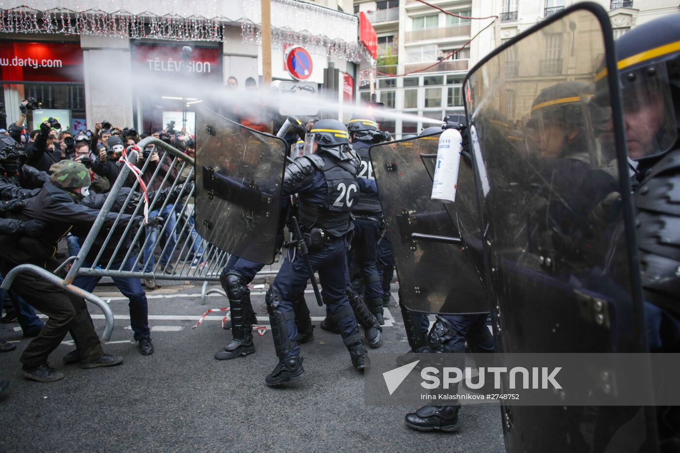 Unrest during environmental rallies in Paris