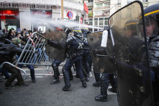 Unrest during environmental rallies in Paris
