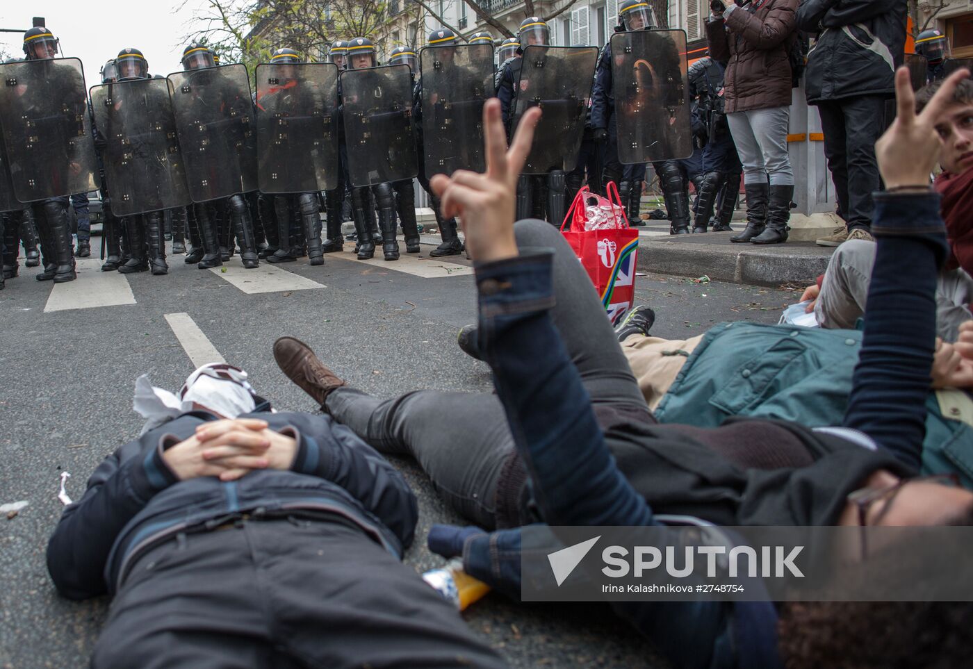 Unrest during environmental rallies in Paris