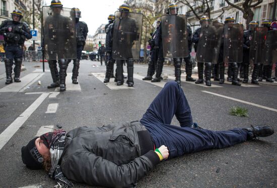 Unrest during environmental rallies in Paris