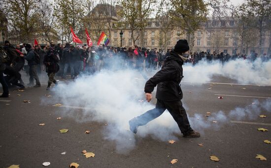 Unrest during environmental rallies in Paris