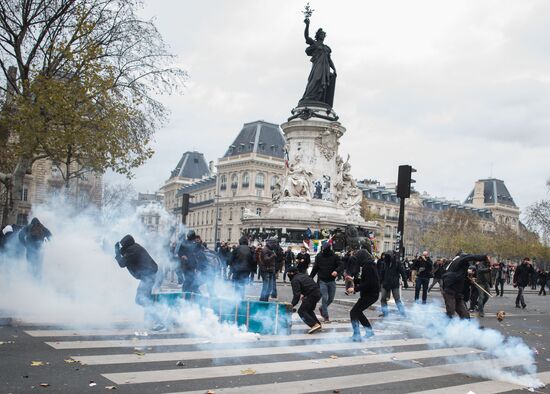 Unrest during environmental rallies in Paris