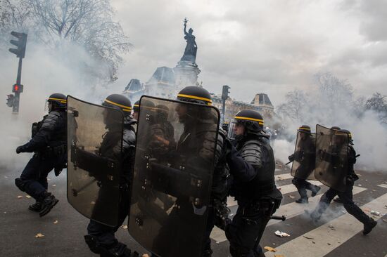 Unrest during environmental rallies in Paris