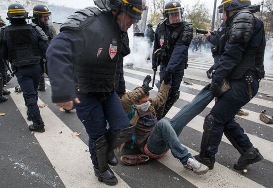 Unrest during environmental rallies in Paris