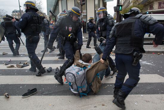 Unrest during environmental rallies in Paris