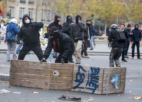Unrest during environmental rallies in Paris