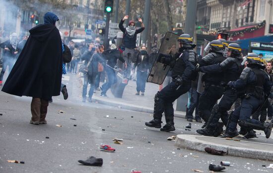 Unrest during environmental rallies in Paris
