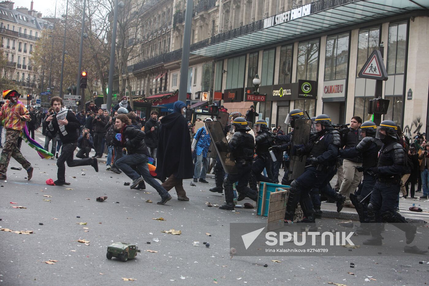 Unrest during environmental rallies in Paris