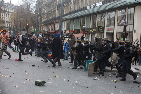 Unrest during environmental rallies in Paris