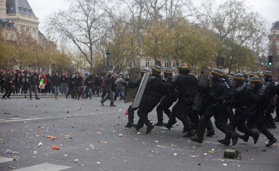 Unrest during environmental rallies in Paris
