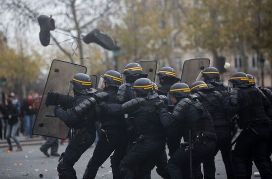 Unrest during environmental rallies in Paris