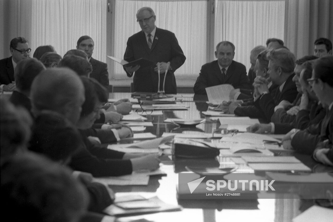 Комитет по правам работника. Лапин председатель Гостелерадио. Лапин и Брежнев.