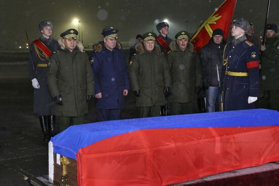 Sergei Shoigu and Viktor Bondarev greet aircraft carrying body of Su-24 commander Oleg Peshkov at Chkalovsky airport