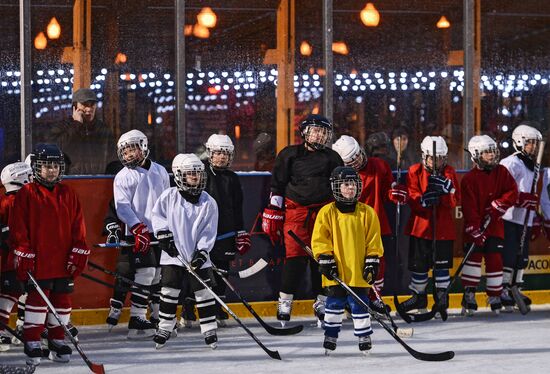 Free ice hockey school for children opens in Gorky Park