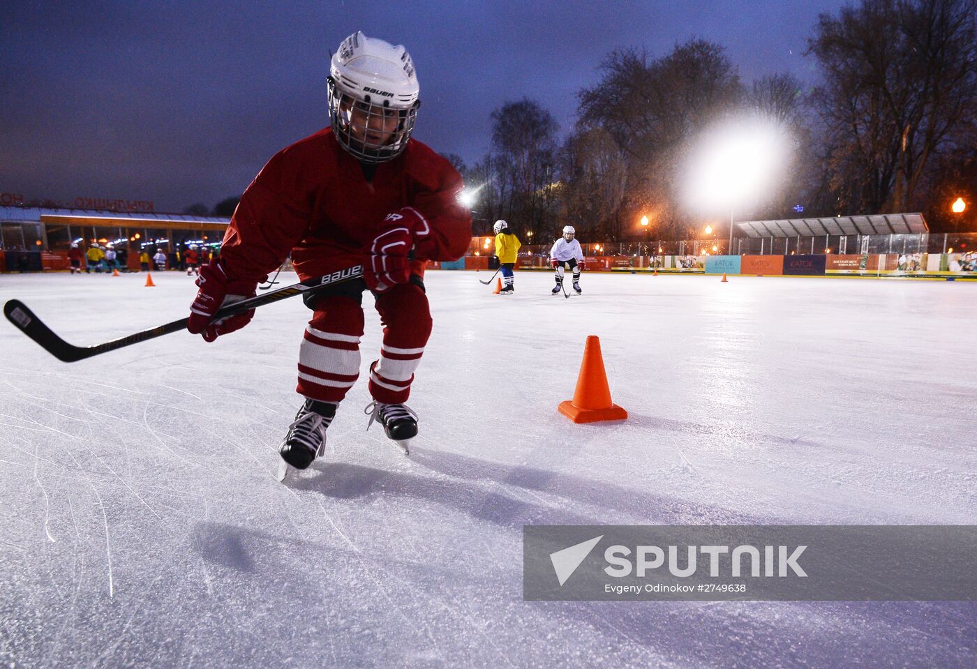 Free ice hockey school for children opens in Gorky Park