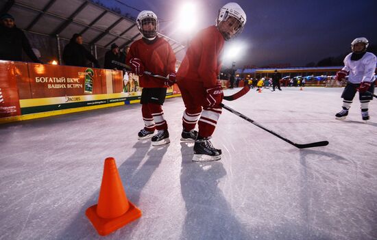 Free ice hockey school for children opens in Gorky Park