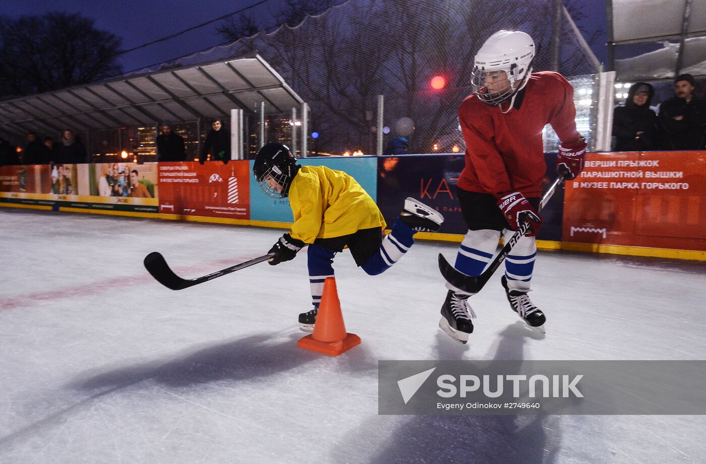 Free ice hockey school for children opens in Gorky Park